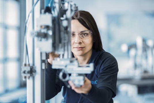 Wolfram Schroll fotografiert hochwertige Industrieprojekte für Kunden im In - und Ausland. Wolfram Schroll photographs high-value industrial projects in Germany and Europe.